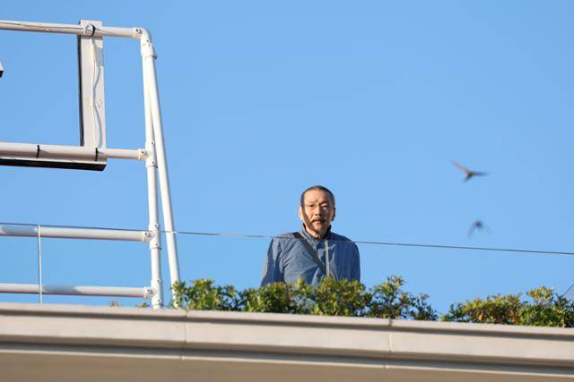 홍상수 감독이 12일 프랑스 남부 도시 칸의 마르티네즈 호텔 발코니에서 바다쪽을 바라보고 있다. 홍 감독은 제78회 칸국제영화제 경쟁 부문 심사위원이다. 칸= EPA 연합뉴스