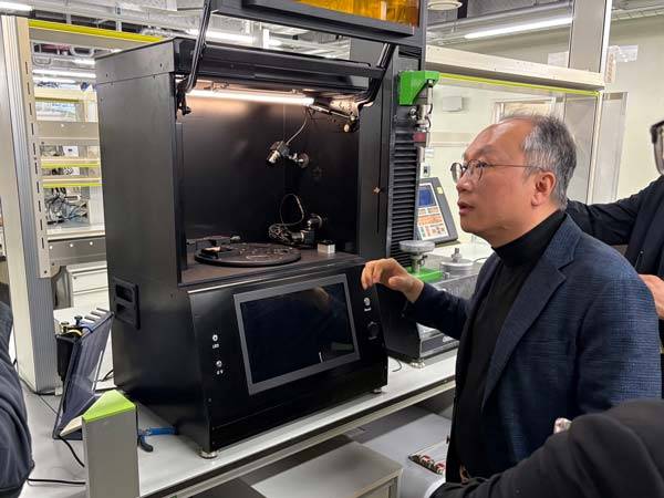 3D 프린터를 소개하는 박찬흠 교수./사진=오상훈 기자