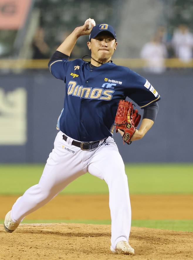 2024 KBO리그 프로야구 NC다이노스와 두산베어스의 경기가 19일 오후 서울 잠실야구장에서 열렸다. 9회말 이용찬이 구원 등판해 역투하고 있다. 잠실=김민규 기자 mgkim1@edaily.co.kr /2024.06.19/