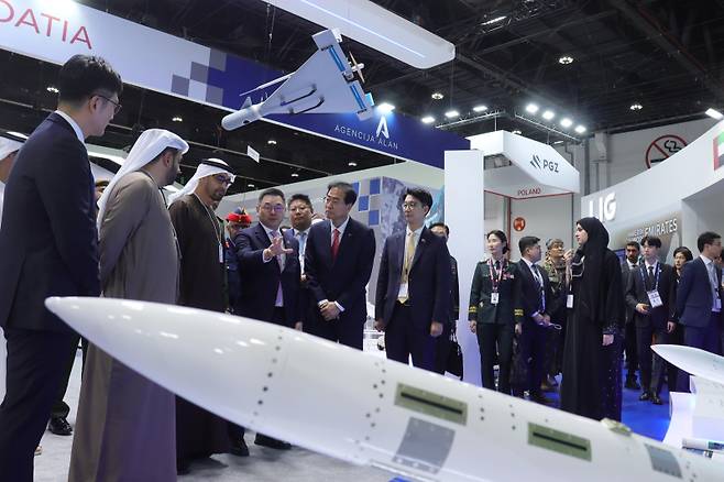 <yonhap photo-3737="">구본상 LIG 회장이 지난 2월 아랍에미리트 아부다비에서 열린 IDEX 2025 현장에서 모하메드 빈 자이드 알 나하얀 UAE 대통령에게 장거리지대공유도무기 'L-SAM'에 대해 소개하고 있다. LIG넥스원 제공</yonhap>