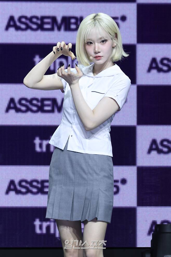 트리플에스 완전체 김나경이 12일 오후 서울 용산구 블루스퀘어 마스터카드홀에서 열린 새 앨범 '어셈블25'(ASSEMBLE25) 발매 기념 쇼케이스에 참석해 포즈를 취하고 있다. 타이틀곡 '깨어(Are You Alive)'는 희망과 절망 그 사이에서 불안한 삶을 살아가고 있는 이들에게 보내는 트리플에스만의 주제 의식을 담았다. 서병수 기자 qudtn@edaily.co.kr /2025.05.12/