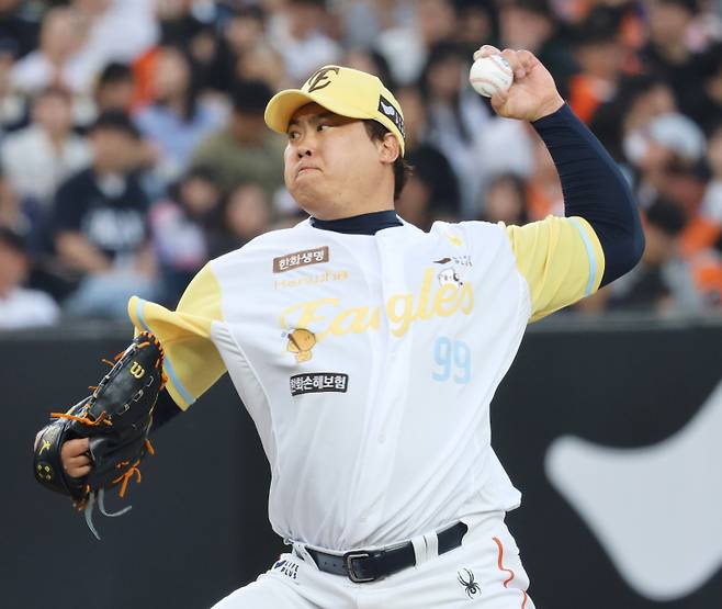 <yonhap photo-5298=""> 힘껏 던지는 류현진 (대전=연합뉴스) 이주형 기자 = 13일 대전 한화생명 볼파크에서 열린 2025 신한 SOL 뱅크 KBO리그 한화이글스와 두산베어스의 경기. 한화 선발투수 류현진이 힘껏 공을 던지고 있다. 2025.5.13 coolee@yna.co.kr/2025-05-13 20:11:34/ <저작권자 ⓒ 1980-2025 ㈜연합뉴스. 무단 전재 재배포 금지, AI 학습 및 활용 금지></yonhap>