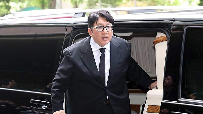 UAE 대통령 접견장 향하는 방시혁 의장