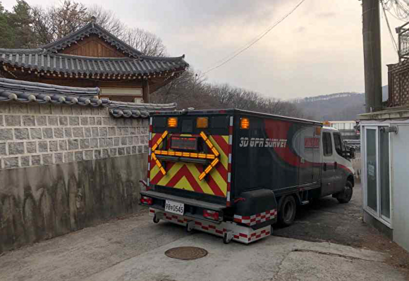차도 구간을 탐사 하고 있는 차량형 지표투과레이더(GPR). [사진=광명시]
