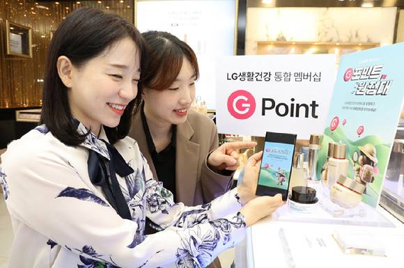 모델이 LG생활건강 통합 멤버십 'G포인트'를 소개하고 있다. [사진=LG생활건강]