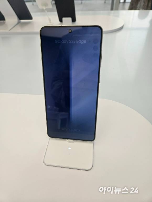 갤럭시 S25 엣지가 삼성 강남에 전시돼 있다. [사진=설재윤 기자]