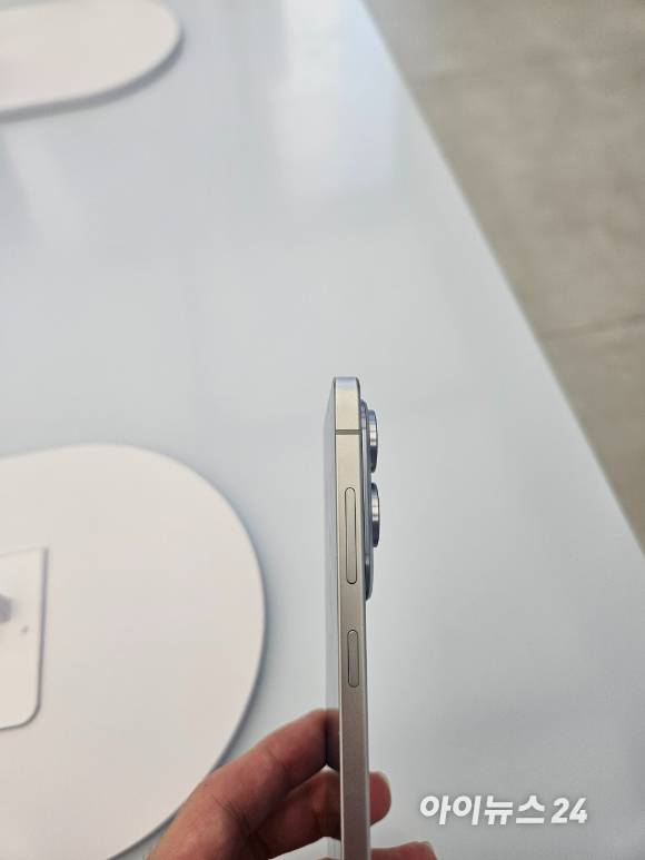 갤럭시 S25 엣지 측면 모습 [사진=설재윤 기자]