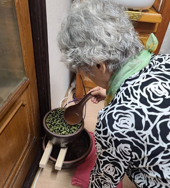 북구 어르신이 기른 콩나물을 식단에 활용하면서 건강한 식습관과 일상 속 건강 관리를 꾀하고 있다 [사진=북구청]