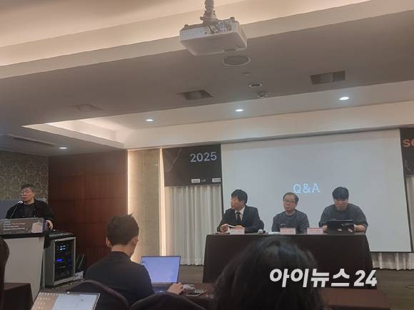 (왼쪽부터) 임완택 코난테크놀로지 전략기획본부 상무, 조인배 TG삼보 솔루션영업팀 팀장, 도원철 코안텤크놀로지 상무, 이형주 코난테크놀로지 AI솔루션사업부 이사가 13일 서울 광화문 코리아나호텔에서 열린 기자간담회에서 기자들의 질문에 답하고 있다. [사진=윤소진 기자]