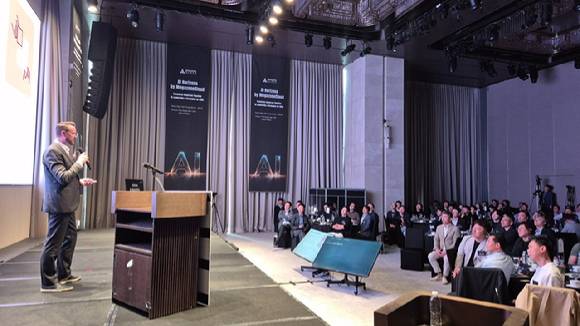 에릭 번즈 앤트로픽 필드 CTO가 13일 오전 서울 강남 조선팰리스에서 열린 메가존클라우드 'CxO 서밋’에서 강연하고 있다. [사진=메가존클라우드]