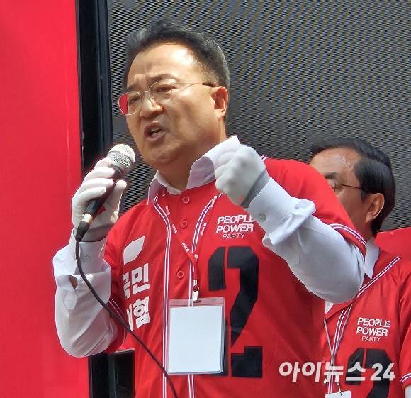 13일 청주성안길에서 열린 국민의힘 충북도당 선거대책위원회 출정식에서 서승우 도당위원장이 발언하고 있다. [사진=장예린 기자]