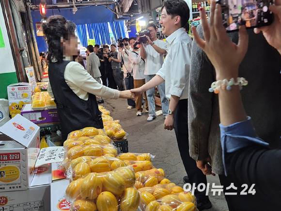 이준석 개혁신당 대선 후보가 13일 대구 칠성준석 개혁신당 대선 후보가 13일 대구 칠성시장을 찾아 시장 상인들과 인사를 나누고 있다. [사진=김주훈 기자]