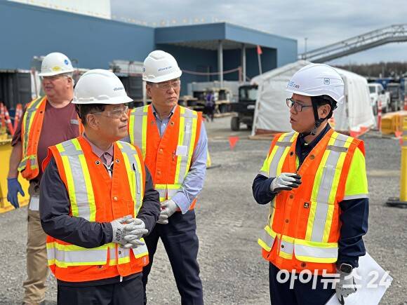 지난 4월 29일(현지시간) 장인화 포스코그룹 회장(왼쪽)이 포스코퓨처엠과 GM 합작 양극재 생산법인인 캐나다 '얼티엄캠(Ultium CAM)' 현장을 점검하고 있다.   [사진=포스코]