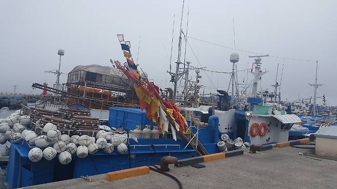 오늘(13일) 오후 제주도 서귀포 남서쪽 먼바다에서 침수 신고가 접수된 887어진호. 승선원 8명은 신고 2시간 만에 전원 구조됐다. (사진, 제주해경)