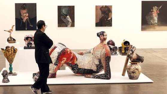 아라리오 갤러리 부스에 나온 권오상의 조각을 보는 관람객. 송봉근 기자