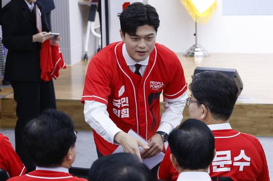 국민의힘 비상대책위원장으로 내정된 김용태 의원이 12일 서울 여의도 국민의힘 중앙당사에서 열린 중앙선거대책위원회 임명장 수여식에 참석하고 있다. 임현동 기자