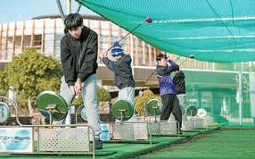 주말 기숙사 학생들의 골프 활동 모습.