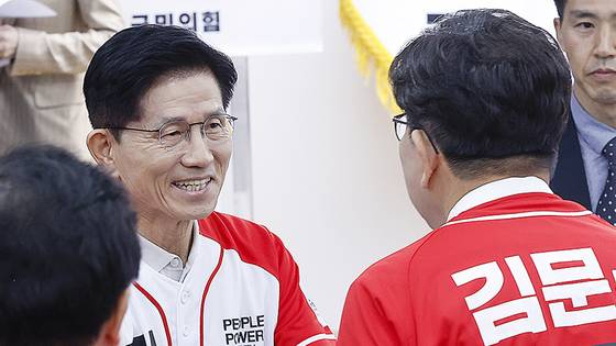 김문수국민의힘 대선후보가 12일 서울 여의도 국민의힘 중앙당사에서 열린 중앙선거대책위원회 임명장 수여식에 참석하며 권성동 공동선대위원장과 인사하고 있다. 임현동 기자