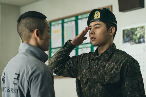 인기 연예인 출신 신병 전세계(김동준)가 선임병에게 경례를 하고 있다. 사진 스튜디오 지니