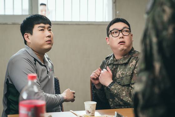 드라마 '신병' 시리즈에서 중심축 역할을 하는 박민석 일병(김민호, 오른쪽)과 최일구 병장(남태우).  사진 스튜디오 지니