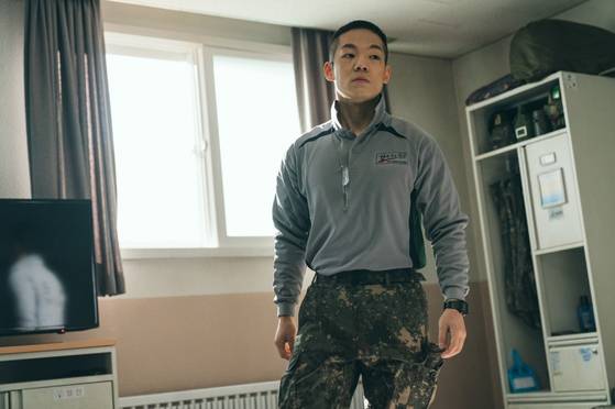 강찬석 상병(이정현)은 후임병을 괴롭히는 문제 사병이었지만, 자신의 잘못을 뉘우치고 부대에 잘 녹아든다. 사진 스튜디오 지니
