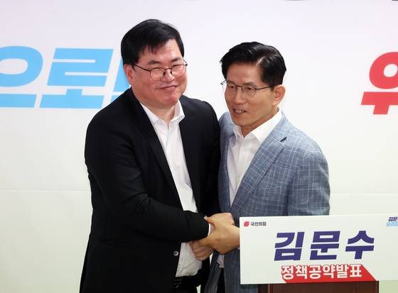 국민의힘은 2일 김문수·한동훈 후보에 대한 선거인단 투표와 국민여론조사를 마무리했다. 이날 김 후보가 유동규 전 성남 도시개발공사 기획본부장과 손을 잡고 있다. [뉴시스]