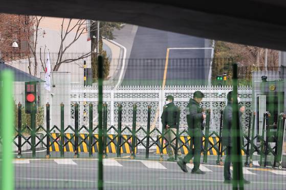 지난 3월 7일 서울 용산구 한남동 대통령 관저 입구에서 경호처 직원들이 경계근무를 서고 있는 모습. 뉴스1