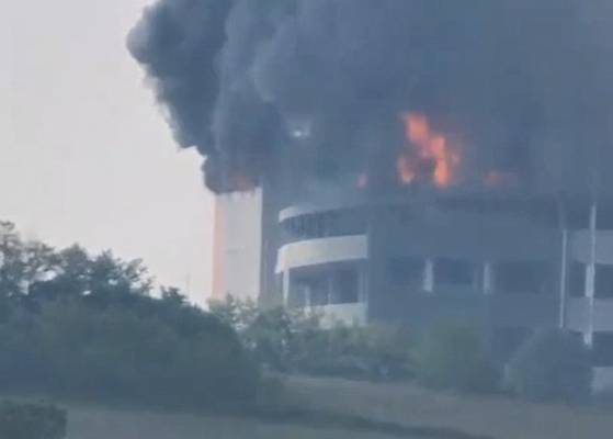 13일 오전 10시 29분 경기도 이천시 부발읍 소재 대형 물류창고에서 불이 나 소방당국이 대응 2단계를 발령해 진화 중이다. 이 불로 인한 인명피해는 아직 확인되지 않았다. 연합뉴스