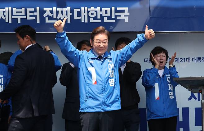 이재명 더불어민주당 대선 후보가 13일 경북 구미역에서 열린 유세에 참석해 유권자들에게 지지를 호소하고 있다. 김성룡 기자