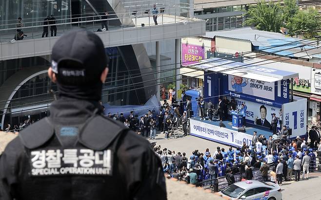 경찰특공대 등 경찰 인력들이 13일 이재명 더불어민주당 대선 후보의 유세가 열리고 있는 구미역 인근 건물 옥상에서 경비 근무를 서고 있다. 김성룡 기자
