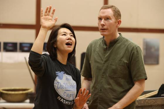 메조소프라노 김정미(완쪽), 테너 로빈 트리츌러가 13일 서울 서초구 예술의전당 연습실에서 창작 오페라 '더 라이징 월드(The Rising World): 물의 정령' 리허설을 하고 있다. 연합뉴스