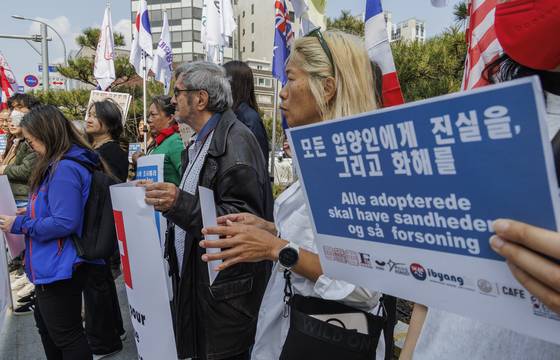 지난달 10일 진실·화해를위한과거사정리위원회에 진실규명을 신청한 해외 입양인과 국내외 단체 대표들이 서울 중구 진실화해위 앞에서 기자회견을 열고 있다. 연합뉴스