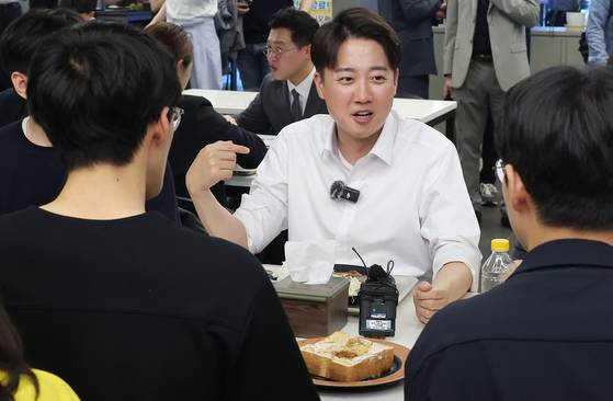 이준석 개혁신당 대선 후보가 13일 대구 북구 경북대학교를 찾아 학식을 먹으며 학생들과 대화하고 있다. 뉴시스