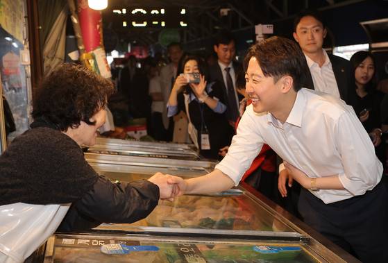 이준석 개혁신당 대선후보가 13일 대구 칠성시장을 방문했다. 연합뉴스