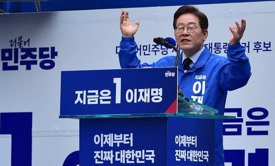 이재명 더불어민주당 대선 후보가 13일 오후 대구 중구 동성로에서 열린 집중 유세에서 연설을 하고 있다. 김성룡 기자