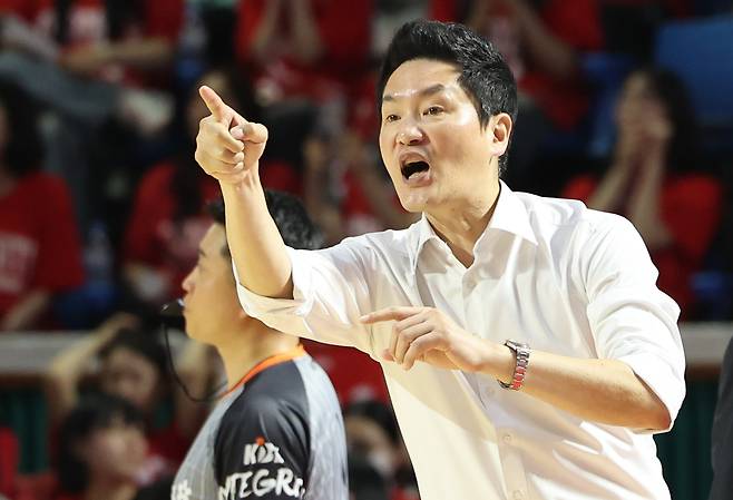 서울 SK 전희철 감독이 지시를 하고 있다. [연합뉴스]