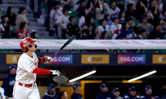 13일 인천 NC전에서 통산 500홈런을 때려내는 최정. 연합뉴스