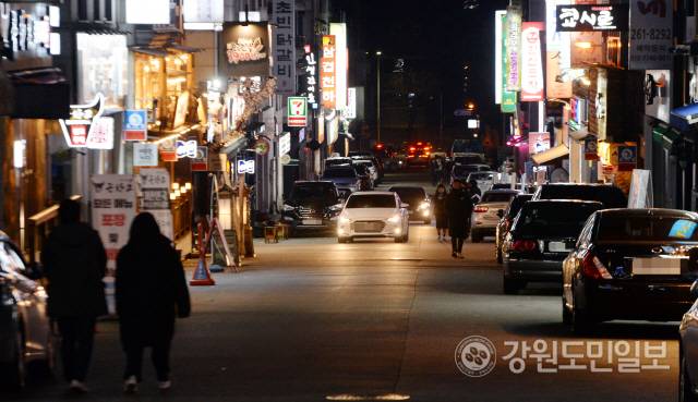 ▲ 춘천시 사회적거리두기가 24일부터 1.5단계로 격상이 결정된 23일 춘천의 한 먹자골목이 인적없이 텅 비어 있다.  방도겸