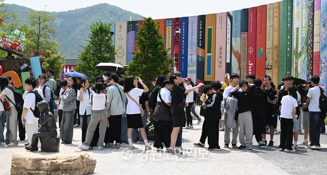 ▲ 13일 수학여행으로 춘천을 찾은 학생들이 김유정역 주변에서 즐거운 시간을 보내고 있다. 김정호 기자