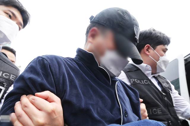 ▲ 부모와 처자식 등 일가족 5명을 살해해 살인 및 존속살인 혐의로 구속영장이 청구된 50대 가장 A씨가 지난달 17일 구속 전 피의자 심문(영장실질심사)에 출석하기 위해 경기도 용인동부경찰서 유치장에서 나오고 있다. 연합뉴스