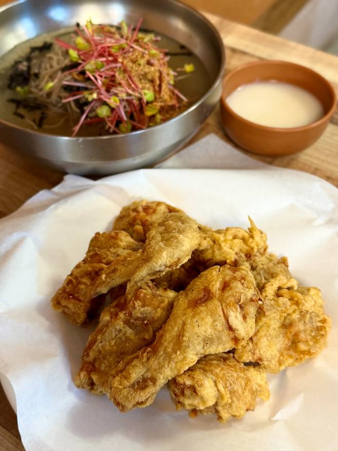 충주에서만 맛볼 수 있는 메밀 막국수와 메밀 치킨의 조화. 사진=박소윤