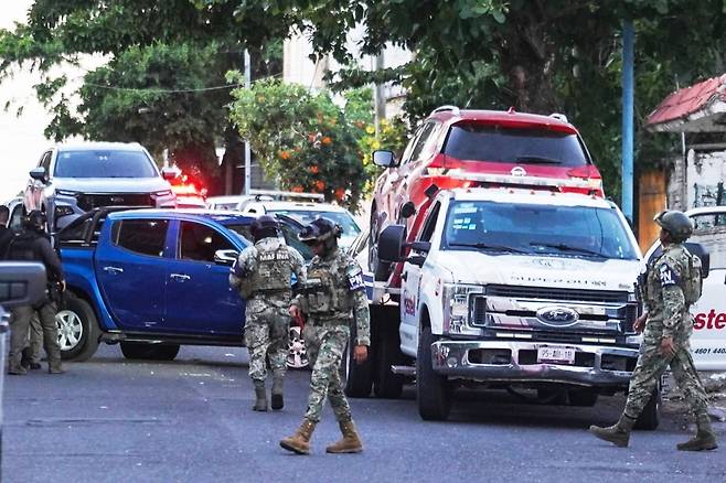 해군 장교들이 멕시코 베라크루스주에서 발생한 총격전 현장에서 경비를 서고 있다. /사진=AP