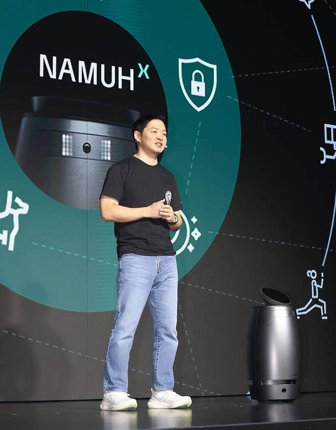 4월 23일 서울 광진구 그랜드워커힐호텔에서 열린 AI 웰니스 로보틱스 브랜드 나무엑스(NAMUHX) 브랜드 론칭 쇼케이스에서 최성환 SK네트웍스 사업총괄 사장이 웰니스 로봇을 공개하고 있다. 사진=연합뉴스