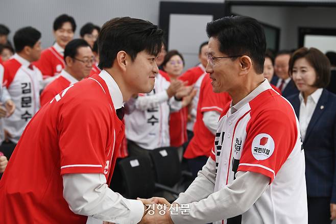 김문수 국민의힘 대선 후보가 지난 12일 서울 여의도 국민의힘 당사에서 열린 중앙선대위 임명장 수여식에서 비상대책위원장으로 내정된 김용태 의원과 인사하고 있다. 성동훈 기자