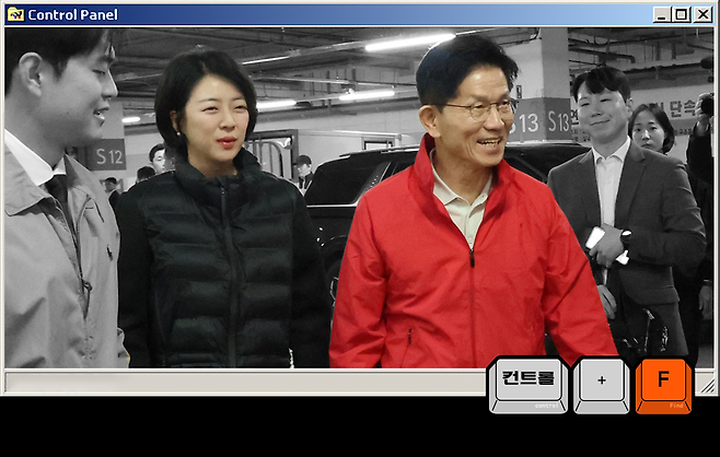 국민의힘 김문수 후보(오른쪽)와 배현진 의원이 제21대 대통령선거 공식 선거운동 첫날인 12일 서울 송파구 가락시장에 방문하고 있다. 성동훈 기자