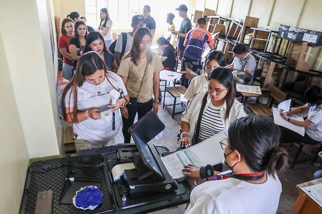 12일(현지시간) 필리핀 케손시의 한 투표소에서 사람들이 중간선거 투표를 하고 있다. 신화연합뉴스