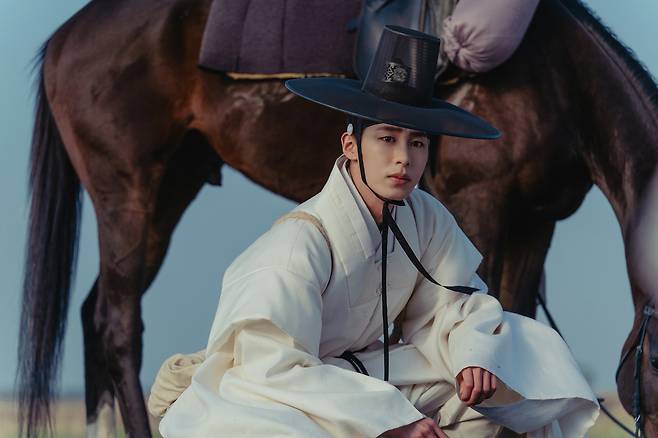 극 중 흰색 한복을 입은 이재욱(홍랑)의 모습. 넷플릭스 제공