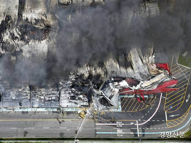 13일 경기도 이천시 부발읍 소재 대형 물류센터에서 불이 나 소방대원들이 진화작업을 하고 있다. 문재원 기자