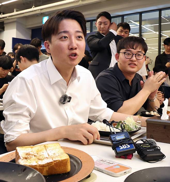 대학생과 ‘학식’ 대화 이준석 개혁신당 대선 후보가 13일 대구 북구 경북대학교 학생식당에서 학생들과 학식을 먹으며 대화하고 있다. 연합뉴스