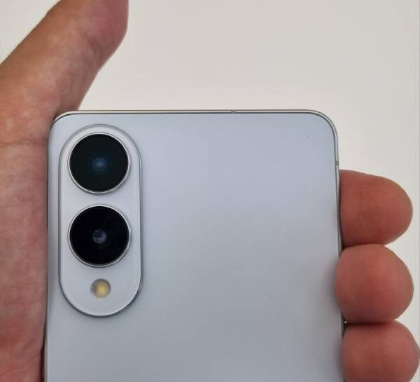 손으로 갤럭시 S25 엣지 후면 상단을 쥐었다. 정옥재 기자